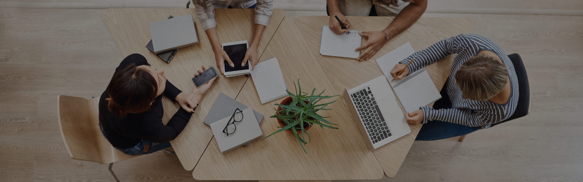 Banner sobre consultoria e e-mails corporativos